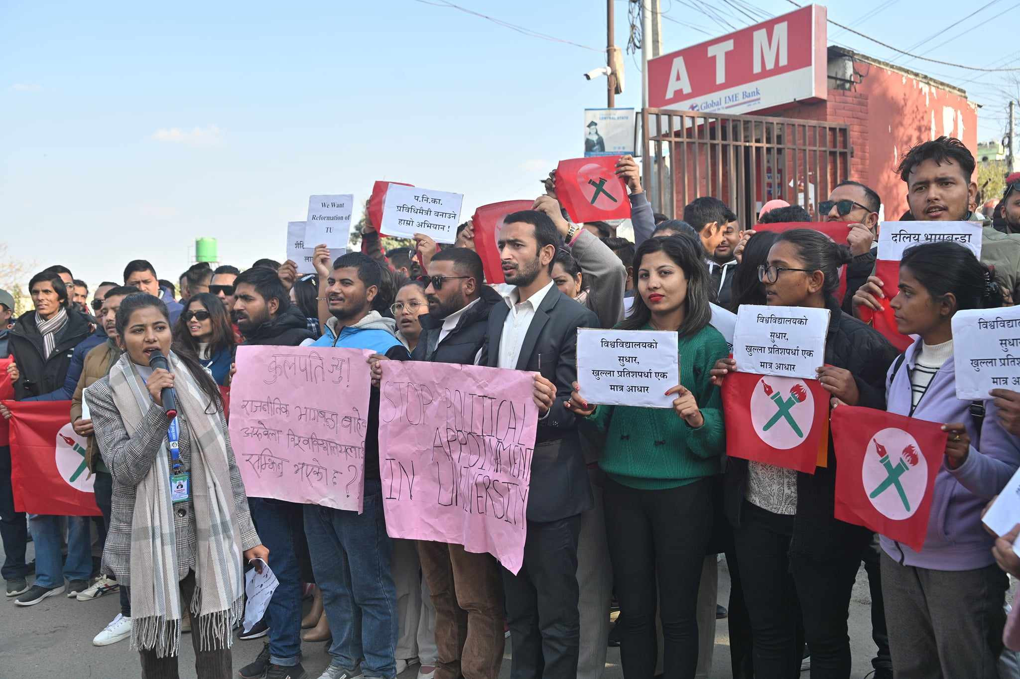 त्रिवि सुधारको माग राख्दै परीक्षा नियन्त्रण कार्यालयअगाडि नेविसंघको प्रदर्शन (फोटो फिचर)